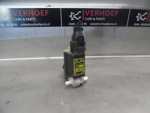 Używane Pompa spryskiwacza przód Kia Cee'd (EDB5) 1.6 CRDi 16V Cena na żądanie oferowane przez Verhoef Cars & Parts