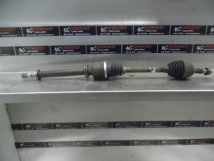 Used Front drive shaft, right Renault Clio III (BR/CR) 1.4 16V Price on request offered by Verhoef Cars & Parts
