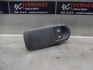 Used Multi-functional window switch Renault Clio III (BR/CR) 1.4 16V Price € 25,00 Margin scheme offered by Verhoef Cars & Parts