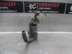 Używane Pompa spryskiwacza przód Volvo V70 (SW) 2.4 20V 140 Cena na żądanie oferowane przez Verhoef Cars & Parts