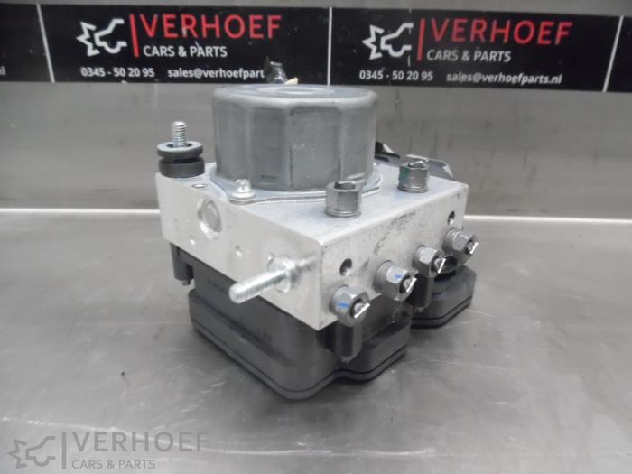 Używane Pompa ABS Renault Clio IV Estate/Grandtour (7R) 0.9 Energy TCE 90 12V Cena na żądanie oferowane przez Verhoef Cars & Parts