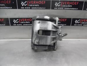 Used Front brake calliper, right Renault Clio IV Estate/Grandtour (7R) 0.9 Energy TCE 90 12V Price on request offered by Verhoef Cars & Parts