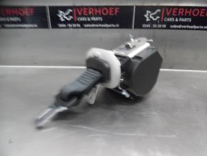 Used Rear seatbelt, centre Renault Clio IV Estate/Grandtour (7R) 0.9 Energy TCE 90 12V Price on request offered by Verhoef Cars & Parts