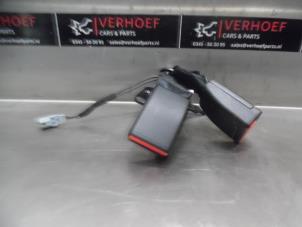 Used Rear seatbelt buckle, right Renault Clio IV Estate/Grandtour (7R) 0.9 Energy TCE 90 12V Price on request offered by Verhoef Cars & Parts