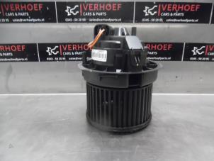 Usados Motor de ventilador de calefactor Toyota Aygo (B40) 1.0 12V VVT-i Precio € 40,00 Norma de margen ofrecido por Verhoef Cars & Parts