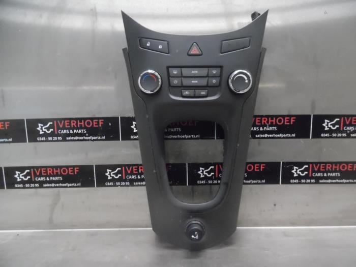 Heater control panel from a Daewoo Orlando (YYM/YYW) 2.0 D 16V 2011
