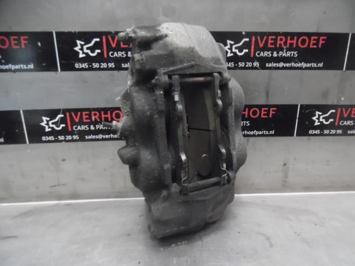 Front brake calliper, right Toyota Hilux VI 2.4 D4D-F 16V 4x4 - 2GD