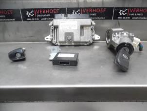 Używane Zestaw wkladek zamka (kompletny) Toyota Aygo (B40) 1.0 12V VVT-i Cena € 200,00 Procedura marży oferowane przez Verhoef Cars & Parts