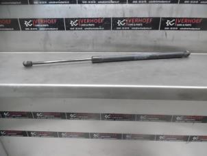 Used Rear gas strut, left Honda CR-V (RE) 2.0 16V Price on request offered by Verhoef Cars & Parts