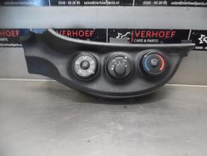 Usados Panel de control de calefacción Toyota Yaris III (P13) 1.0 12V VVT-i Precio € 50,00 Norma de margen ofrecido por Verhoef Cars & Parts