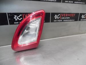 Używane Tylne swiatlo pozycyjne prawe Renault Twingo II (CN) 1.5 dCi 90 FAP Cena na żądanie oferowane przez Verhoef Cars & Parts