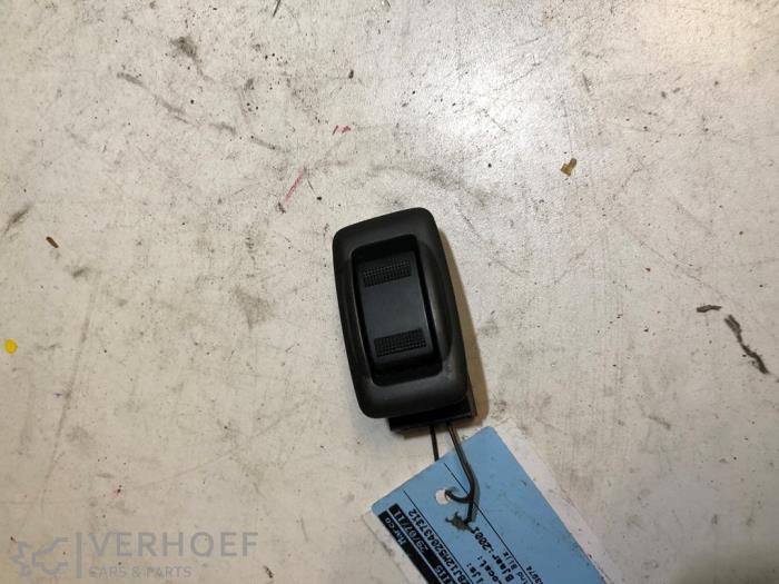 Usados Interruptor de ventanilla eléctrica Mazda 323 (BJ12) 1.6 16V Precio de solicitud ofrecido por Verhoef Cars & Parts