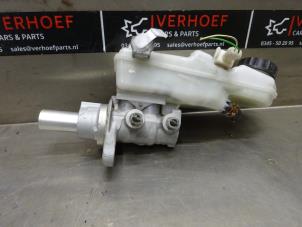 Used Master cylinder Toyota Avensis Wagon (T27) 2.2 16V D-4D-F 150 Price on request offered by Verhoef Cars & Parts