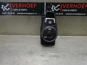 Usados Interruptor de freno de mano Hyundai i40 CW (VFC) 1.6 GDI 16V Precio € 30,00 Norma de margen ofrecido por Verhoef Cars & Parts