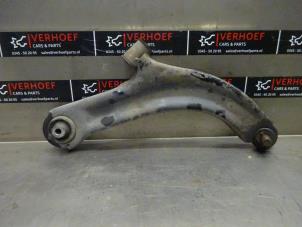 Usagé Bras de suspension avant droit Renault Clio III (BR/CR) 1.2 16V 75 Prix sur demande proposé par Verhoef Cars & Parts