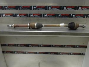 Used Front drive shaft, right Renault Clio III (BR/CR) 1.2 16V 75 Price € 30,00 Margin scheme offered by Verhoef Cars & Parts
