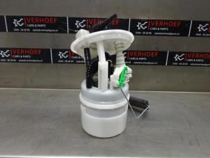 Used Petrol pump Renault Clio III (BR/CR) 1.2 16V 75 Price on request offered by Verhoef Cars & Parts