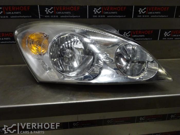 Używane Reflektor prawy Kia Pro cee'd (EDB3) 1.6 CVVT 16V Cena € 75,00 Procedura marży oferowane przez Verhoef Cars & Parts