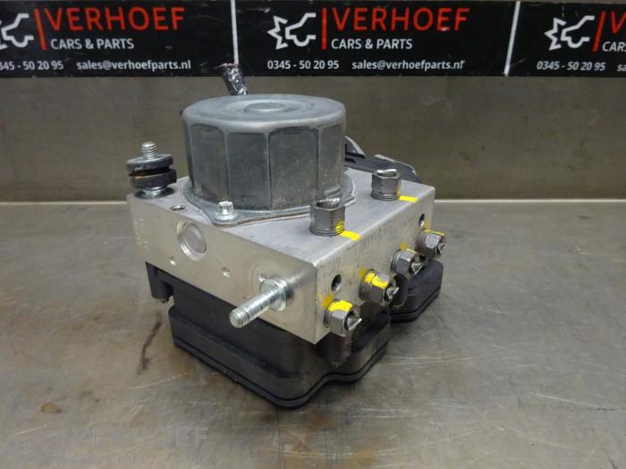 Begagnade ABS-pump Renault Clio IV (5R) 1.5 dCi 90 FAP Pris € 100,00 Marginaltabell erbjuds av Verhoef Cars & Parts