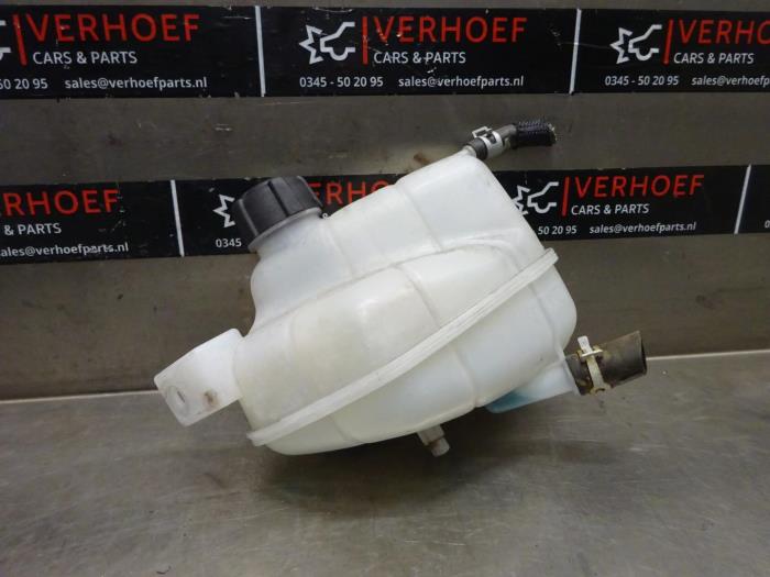 Expansion vessel from a Nissan X-Trail (T32) 1.6 Energy dCi All Mode 2015