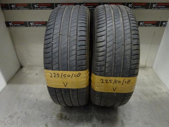 Używane Opona Cena na żądanie oferowane przez Verhoef Cars & Parts