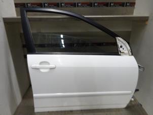 Używane Drzwi prawe przednie wersja 4-drzwiowa Toyota Corolla (E12) 1.4 D-4D 16V Cena na żądanie oferowane przez Verhoef Cars & Parts