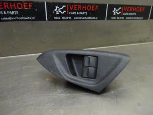 Usagé Commutateur combi vitres Peugeot 108 1.0 12V Prix € 30,00 Règlement à la marge proposé par Verhoef Cars & Parts