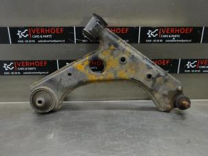 Używane Wahacz zawieszenia prawy przód Opel Corsa D 1.4 16V Twinport Cena € 25,00 Procedura marży oferowane przez Verhoef Cars & Parts