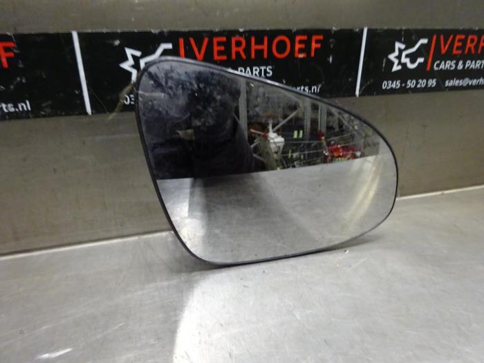 Spiegelglas rechts van een Toyota Auris Touring Sports (E18) 1.8 16V Hybrid 2014