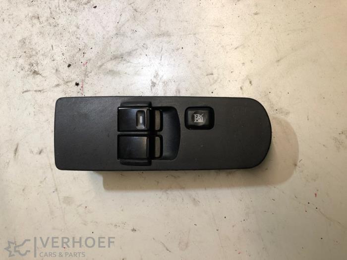 Usados Interruptor combinado de ventanillas Mitsubishi Colt (Z2/Z3) 1.3 16V Precio € 25,00 Norma de margen ofrecido por Verhoef Cars & Parts