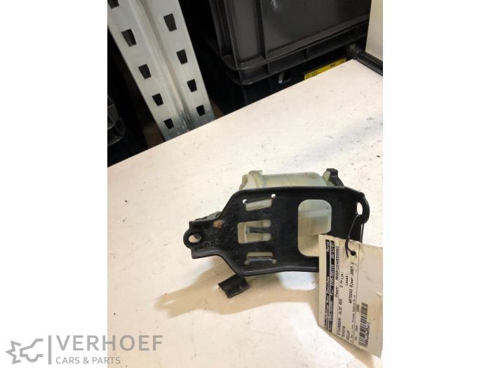 Begagnade Styrservotank Toyota Hilux IV 2.5 D4-D 16V Pris på förfrågan erbjuds av Verhoef Cars & Parts