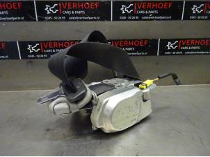 Used Front seatbelt, left Nissan Navara (D40) 2.5 dCi 16V 4x4 Price on request offered by Verhoef Cars & Parts