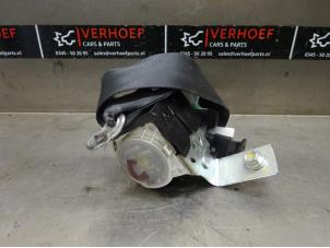 Used Rear seatbelt, centre Nissan Navara (D40) 2.5 dCi 16V 4x4 Price on request offered by Verhoef Cars & Parts
