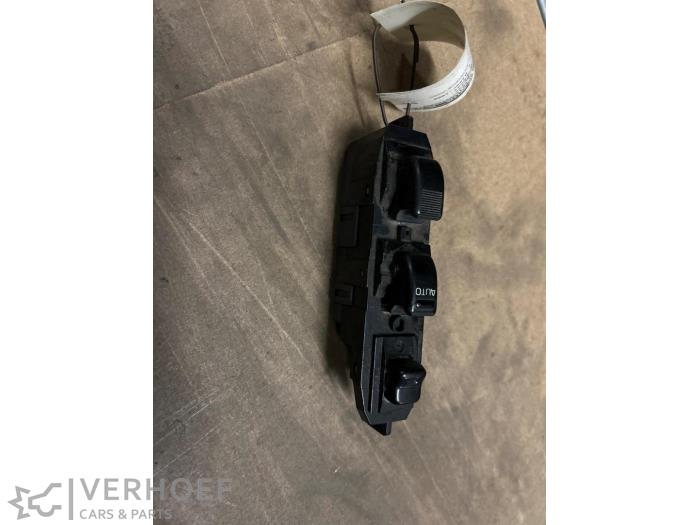 Usados Interruptor combinado de ventanillas Daihatsu Move Precio € 40,00 Norma de margen ofrecido por Verhoef Cars & Parts