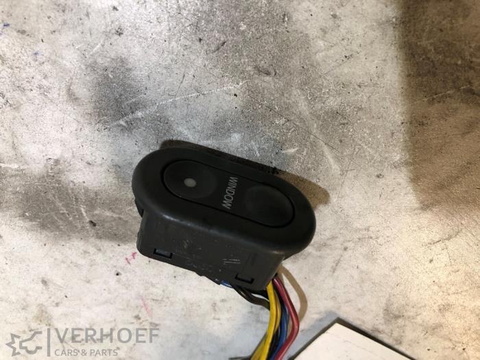 Usados Interruptor de ventanilla eléctrica Daewoo Espero 1.8 CD Precio de solicitud ofrecido por Verhoef Cars & Parts