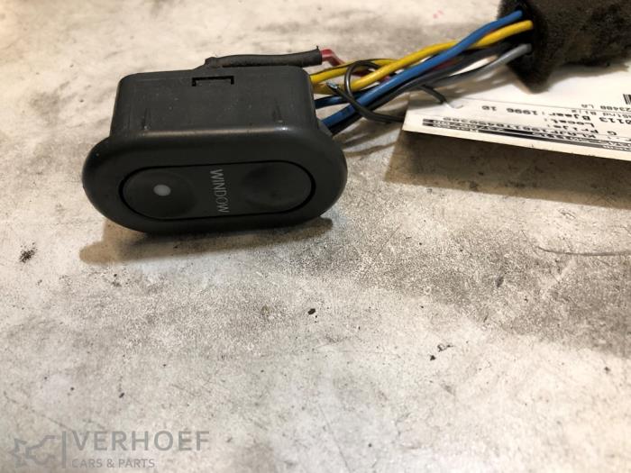 Usados Interruptor de ventanilla eléctrica Daewoo Espero 1.8 CD Precio de solicitud ofrecido por Verhoef Cars & Parts