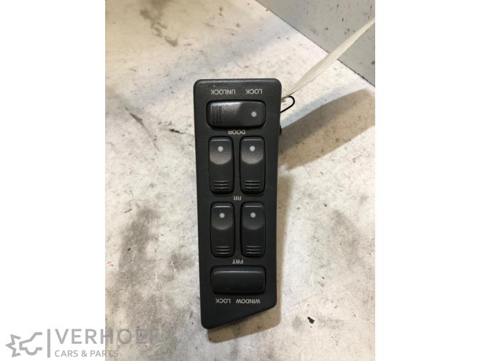 Usados Interruptor combinado de ventanillas Daewoo Espero 1.5 16V MPi Precio € 25,00 Norma de margen ofrecido por Verhoef Cars & Parts