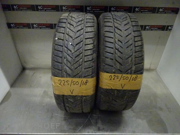 Używane Opona zimowa Cena na żądanie oferowane przez Verhoef Cars & Parts