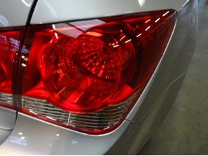 Usados Luz trasera derecha Chevrolet Cruze 1.8 16V VVT Precio € 75,00 Norma de margen ofrecido por Verhoef Cars & Parts