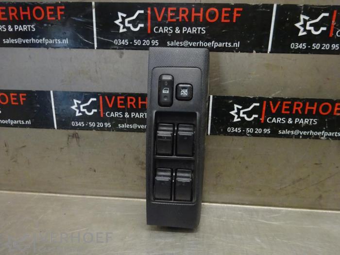 Usados Interruptor combinado de ventanillas Toyota Corolla Verso (R10/11) 1.8 16V VVT-i Precio € 30,00 Norma de margen ofrecido por Verhoef Cars & Parts