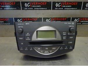 Używane Radioodtwarzacz CD Toyota RAV4 (A3) 2.2 D-4D 16V 4x4 Cena € 150,00 Procedura marży oferowane przez Verhoef Cars & Parts