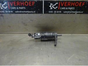 Usados Bomba de limpiaparabrisas delante Chevrolet Cruze 1.8 16V VVT Precio de solicitud ofrecido por Verhoef Cars & Parts