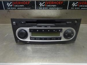 Usados Reproductor de CD y radio Mitsubishi Colt (Z2/Z3) 1.3 16V Precio de solicitud ofrecido por Verhoef Cars & Parts