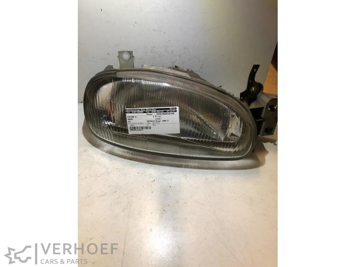 Używane Reflektor prawy Mazda 121 (DB) 1.3i GL,GLX,Top 16V Cena € 25,00 Procedura marży oferowane przez Verhoef Cars & Parts