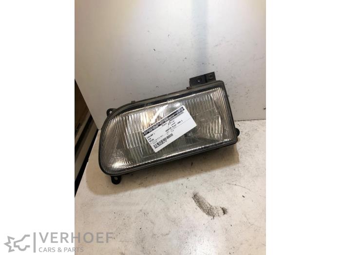 Używane Reflektor lewy Kia Pride (DA) 1.3i Cena € 25,00 Procedura marży oferowane przez Verhoef Cars & Parts