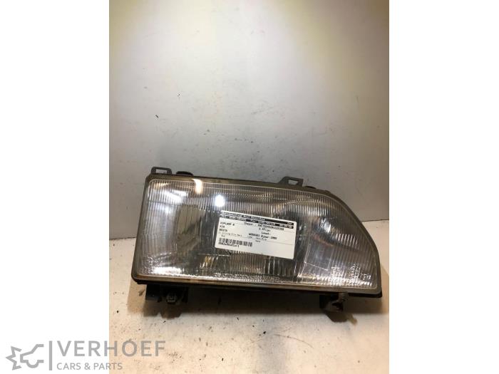 Używane Reflektor prawy Kia Besta 2.2 D Cena € 50,00 Procedura marży oferowane przez Verhoef Cars & Parts