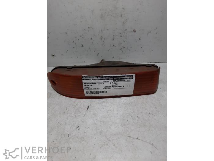 Używane Kierunkowskaz prawy Daihatsu Cuore (L251/271/276) 850,Domino Cena € 10,00 Procedura marży oferowane przez Verhoef Cars & Parts