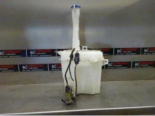 Usagé Réservoir lave-glace avant Kia Cee'd Sporty Wagon (EDF) 1.6 16V Prix sur demande proposé par Verhoef Cars & Parts