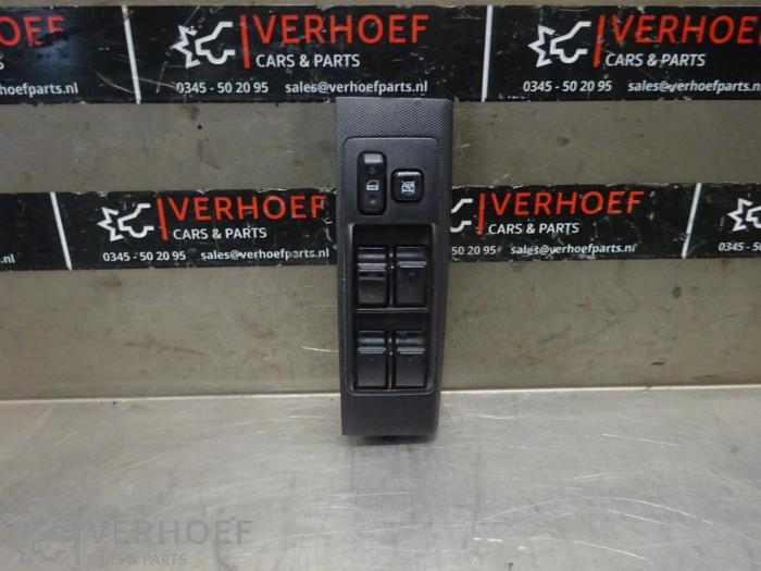 Usados Interruptor combinado de ventanillas Toyota Corolla Verso (R10/11) 1.8 16V VVT-i Precio € 30,00 Norma de margen ofrecido por Verhoef Cars & Parts