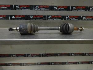Used Front drive shaft, left Jeep Grand Cherokee (WH/WK) 3.0 CRD V6 24V Price € 100,00 Margin scheme offered by Verhoef Cars & Parts